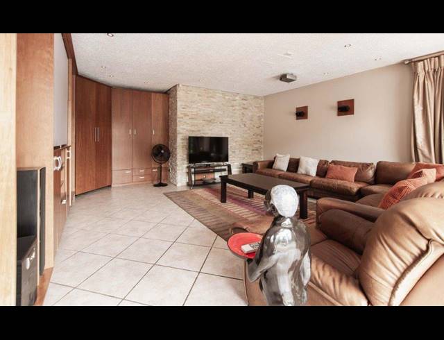 5 BEDROOM HOUSE FOR SALE IN DOWERGLEN EXT 4